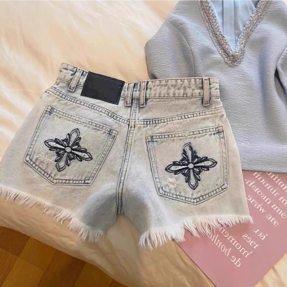 Shorts Denim Frayed - 2026年夏 ヴィンテージ風 ウォッシュ加工 刺繍入り フレイデニムショートパンツ レディース