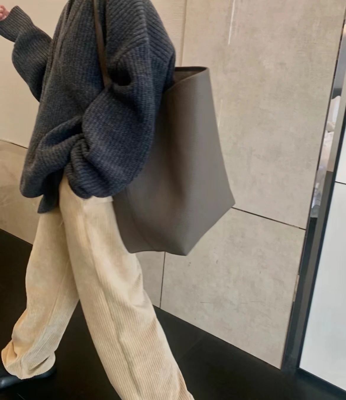 牛革製秋冬バッグ：耐久性があり通気性の良い大容量通勤トートバ - Tote Bag Beach のレビューと価格