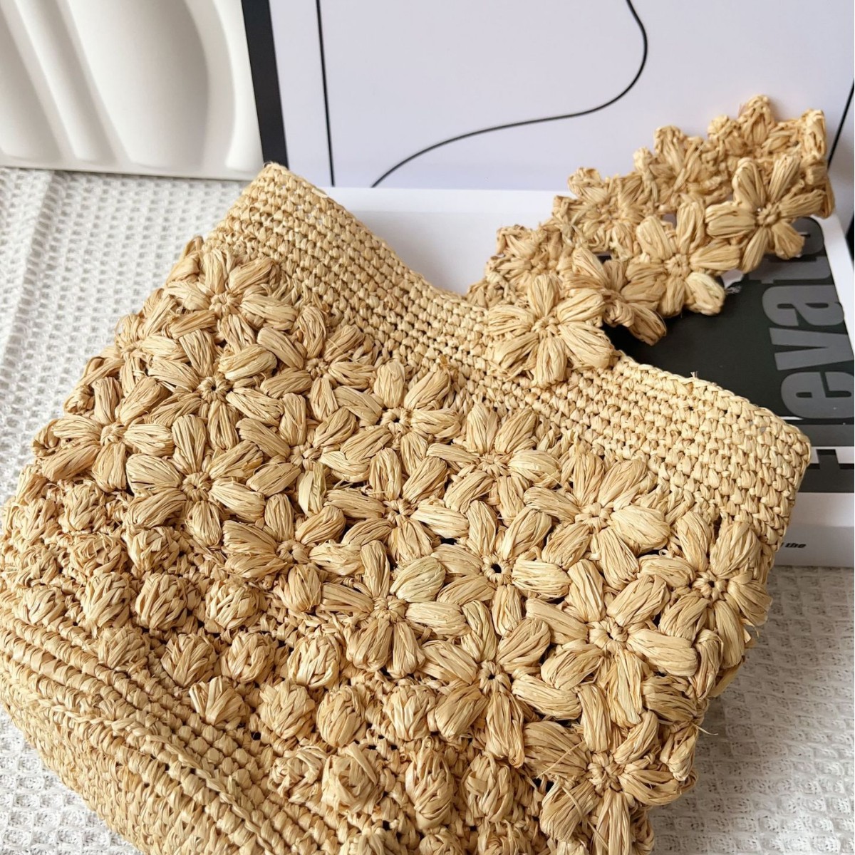 女性用サマーラフィア織りバケットバッグ　手作りクロシェフラワ - Crochet Bag Raffia のレビューと価格
